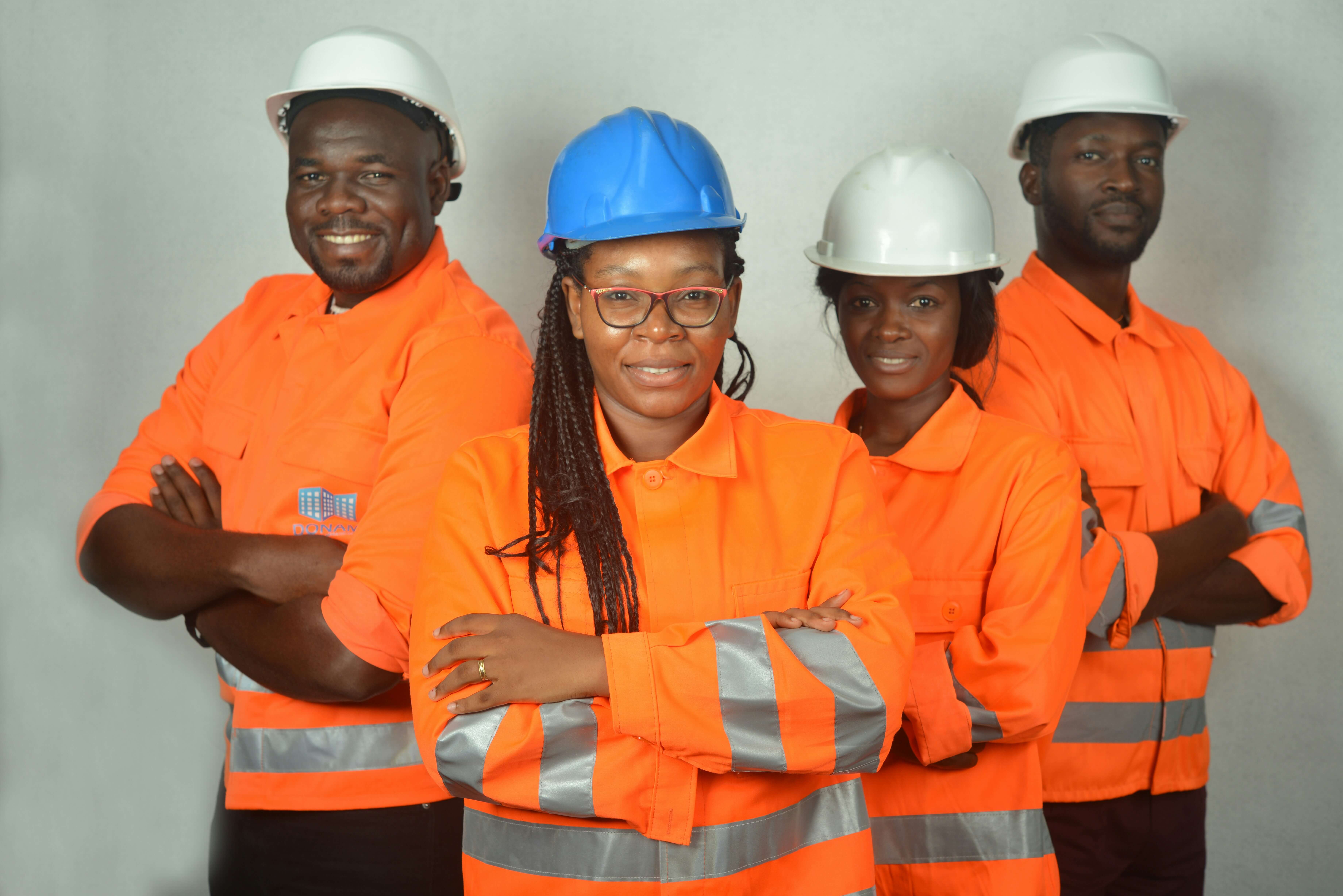 Géotechnicien africain avec équipements